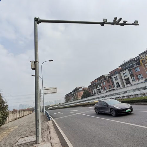 عکسی از دکل دوربین مداربسته در خیابان