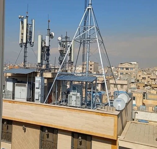 عکسی از دکل های مخابراتی رو پشت بام منازل